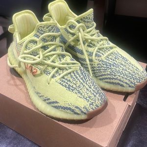 YEEZY BOOST 350 V2
